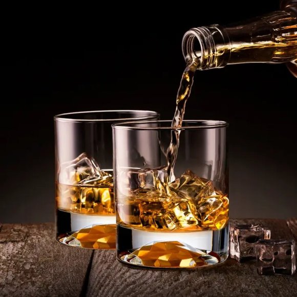 Whiskey Decanter & 4 Whiskey Glasses Set Airtight Stopper - Picture 2 of 8